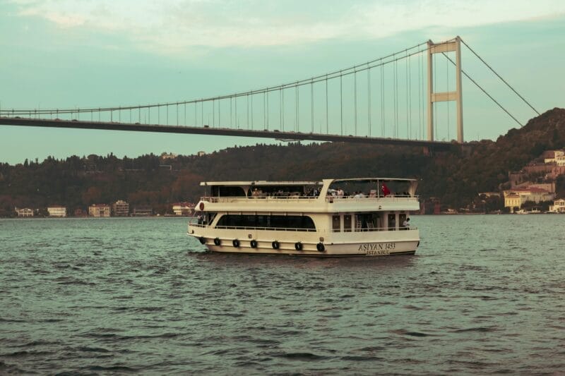 Paseo en barco por el Bósforo en Turquía, actividad recomendada en 3, 5, 7 o 10 días de visita