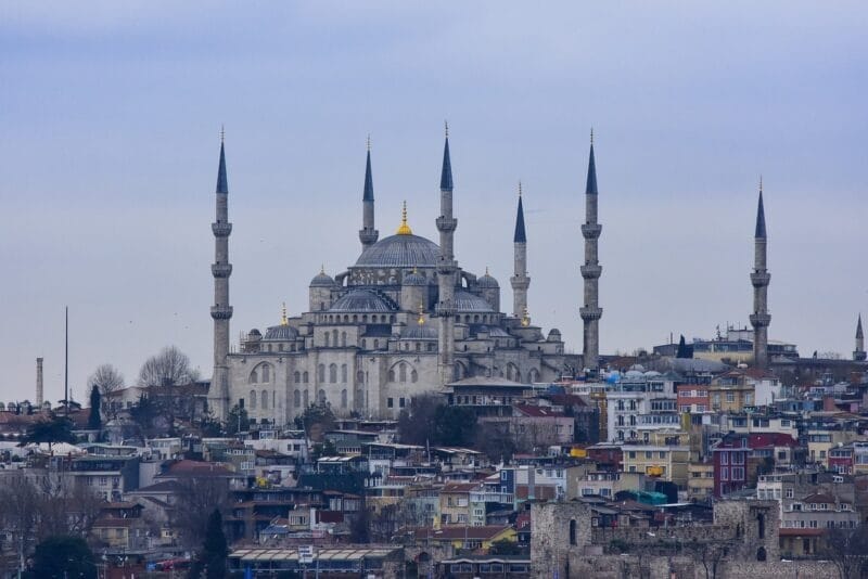 Vista de Estambul desde el Bósforo con la Mezquita Azul y Hagia Sophia, dos íconos imperdibles que ver en Turquía