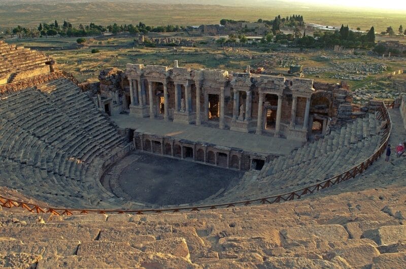 Ruinas de Hierápolis junto a las terrazas de Pamukkale, un sitio histórico que ver en Turquía