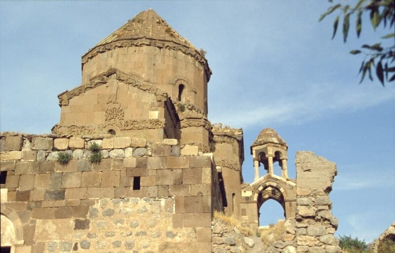 Iglesia armenia del siglo X en la Isla de Akdamar, rodeada por el lago Van, un lugar histórico de Turquía