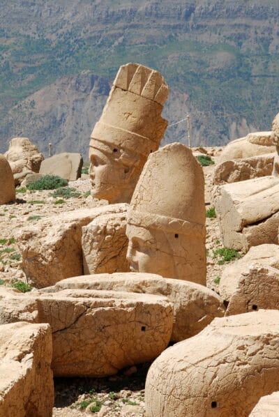 Estatuas milenarias en la cima del Monte Nemrut al amanecer, un lugar histórico en Turquía