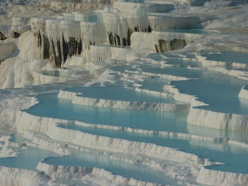 Terrazas de aguas termales en Pamukkale, famosas por sus formaciones blancas, un sitio natural de Turquía