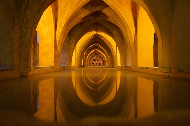 Detalle del Patio de las Doncellas en el Real Alcázar de Sevilla. Arquitectura mudéjar en Sevilla.