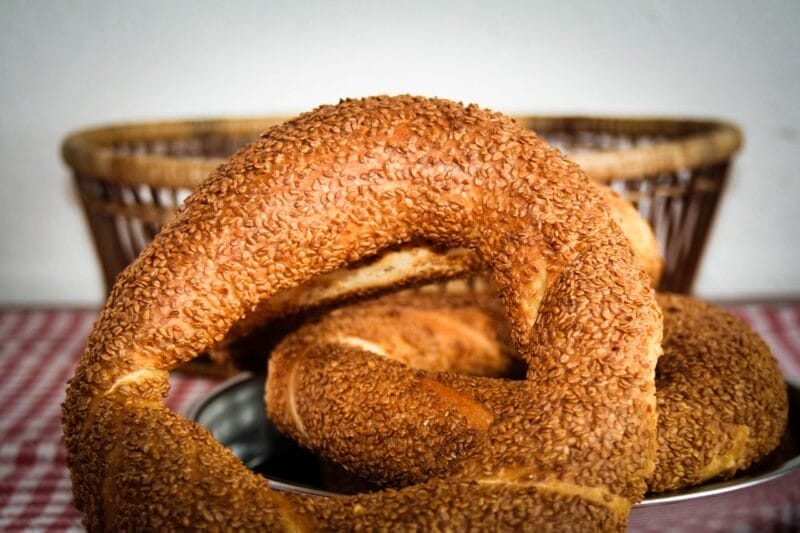 Simit pan en forma de anillo popular en la comida típica turca