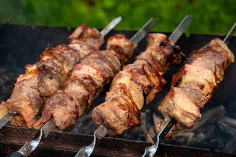 Şiş Kebab brochetas de carne asada en la comida típica turca