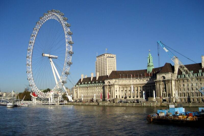 El animado paseo de Southbank junto al Támesis, un lugar imprescindible que ver en Londres en 3 días.