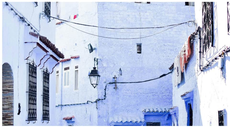 Callejuela tradicional en la Medina de Tánger