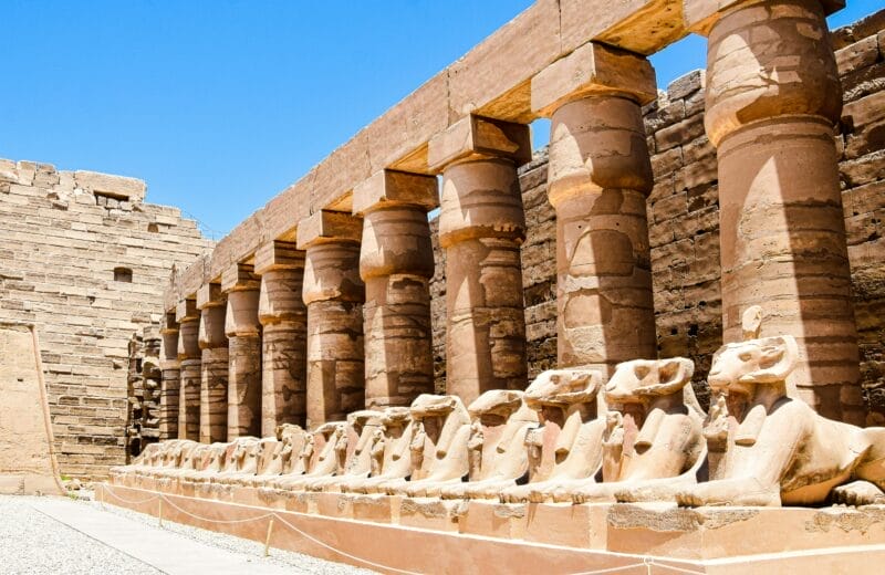 El majestuoso Templo de Hatshepsut en Luxor, una parada imprescindible en 7 días por Egipto.