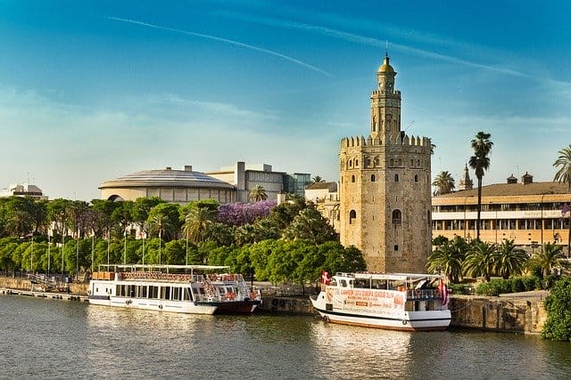 La Torre del Oro de Sevilla reflejada en el río Guadalquivir. Qué ver en Sevilla al atardecer.