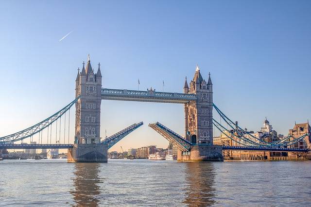 El icónico Tower Bridge iluminado al atardecer, un punto destacado que ver en Londres en 3 días.