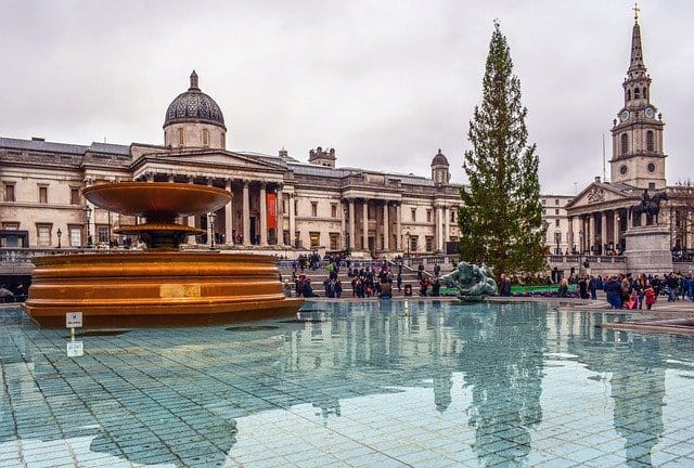 Trafalgar Square, el corazón cultural y social de Londres, un lugar destacado que ver en 3 días.