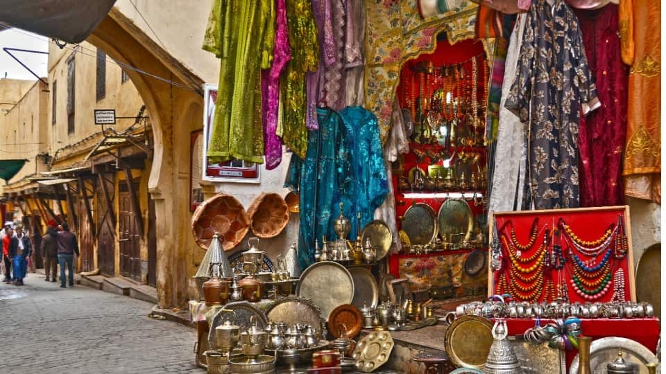 Vista del Zoco en la medina de Tánger, lleno de cultura y productos locales.